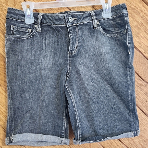 Arizona Jeans Co Medium Wash Size 11 Cuffed Denim Shorts - Picture 1 of 9